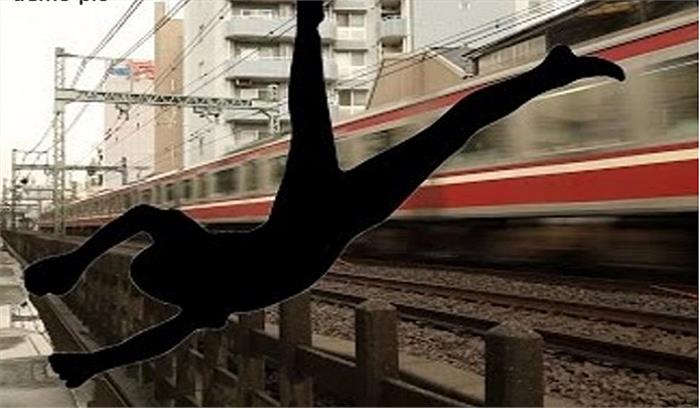 सीट के विवाद में फौजी को चलती ट्रेन से फेंका, मौत सीट के विवाद में फौजी को चलती ट्रेन से फेंका, मौत