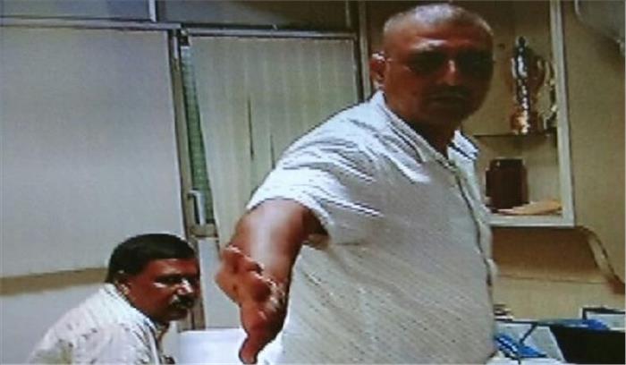 सेक्शन इंजीनियर घूस लेते गिरफ्तार