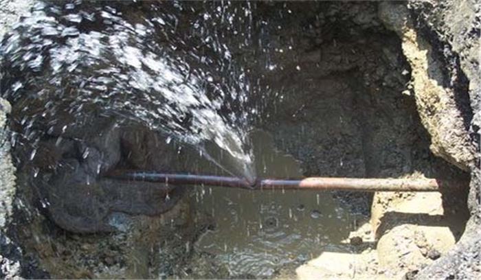 सेक्टर-19 में फटी सीवरेज लाइन से रिस रहा पानी