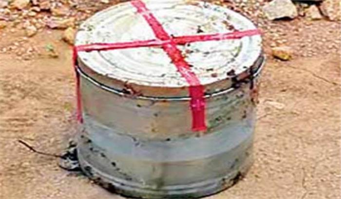 सुरक्षाबलों ने टिफिन बम किया बरामद