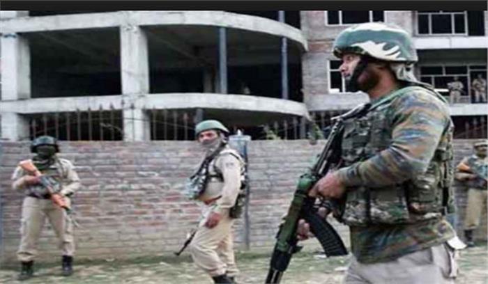 श्रीनगर :सुरक्षाबलों और आतंकवादियों के बीच 20 घंटे लंबी मुठभेड़ अभी भी जारी