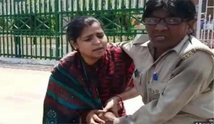 लखनऊ : विधानसभा के सामने महिला ने किया आत्मदाह का प्रयास