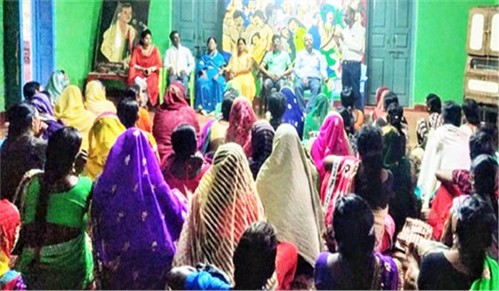 बुनकरों का कामकाज देखने अर्जुनी से पहुंची महिलाएं