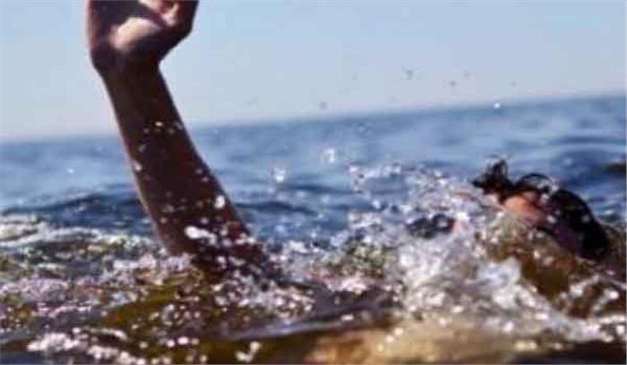 सेल्फी ले रहा युवक नदी में डूबा