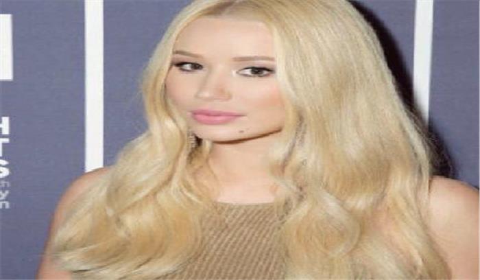 सोशल मीडिया पर रैपर इग्गी अजेलिया ने तस्वीरें पोस्ट की​​​​​​​