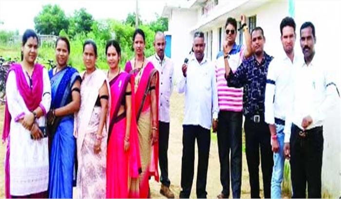 काली पट्टी लगाकर शिक्षकों ने किया काम काली पट्टी लगाकर शिक्षकों ने किया काम