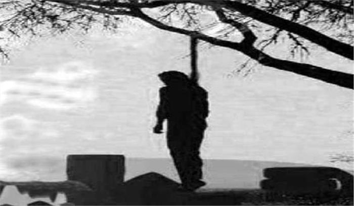 उत्तर प्रदेश :व्यक्ति का शव पेड़ से लटका मिलने से सनसनी फैली