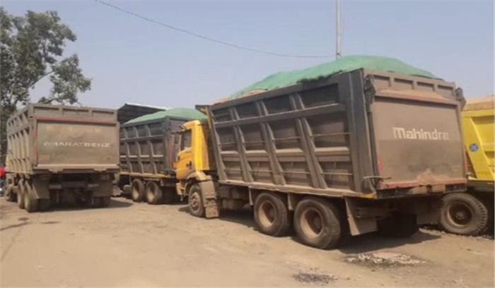 अवैध रेत परिवहन करते 10 डंपर जब्त