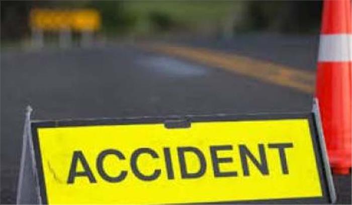 मध्याप्रदेश : जीप से भिडी स्कूल वेन, 13 बच्चे घायल, 5 गंभीर से भिडी स्कूल वेन, 13 बच्चे घायल, 5 गंभीर