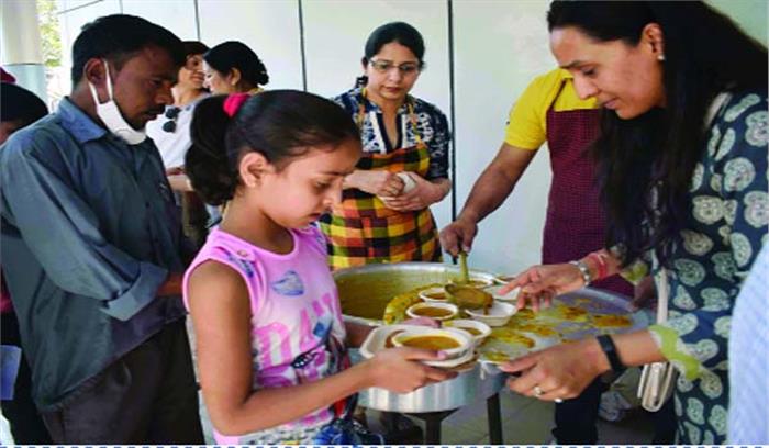 जरूरतमंदों को भोजन करा रही दिल्ली लंगर सेवा सोसायटी