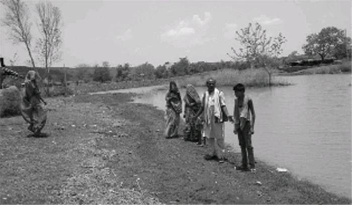 बस्ती के पास बना दिया तालाब, अब मकान में भर रहा पानी