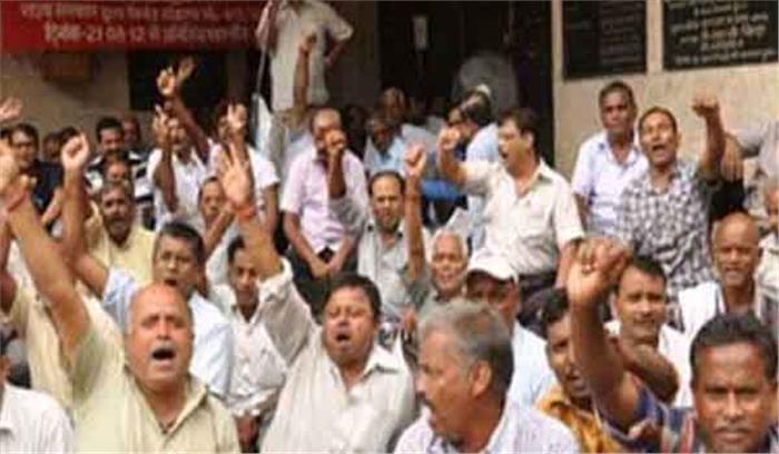 सातवें वेतन आयोग के विरोध में शिक्षकों का काला दिवस