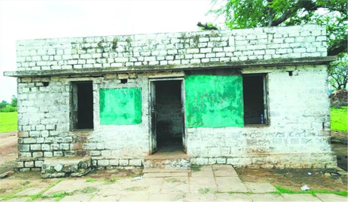जर्जर भवन में पढ़ने को मजबूर दलित-आदिवासी बच्चे