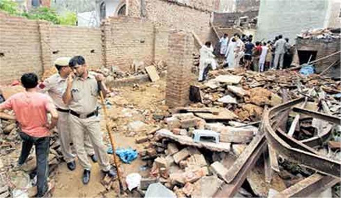 जर्जर मकान की छत गिरने से तीन बच्चों समेत पांच की मौत
