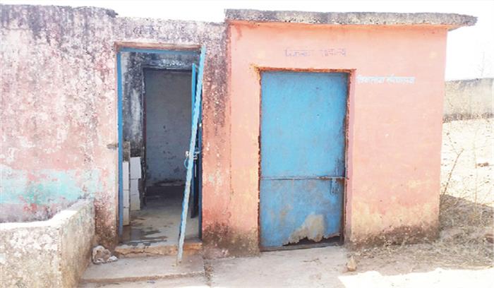 जर्जर स्कूल के जीर्णोद्धार के लिए 6 लाख स्वीकृत  होने के साल भर बाद भी नहीं हुआ कार्य प्रारंभ 