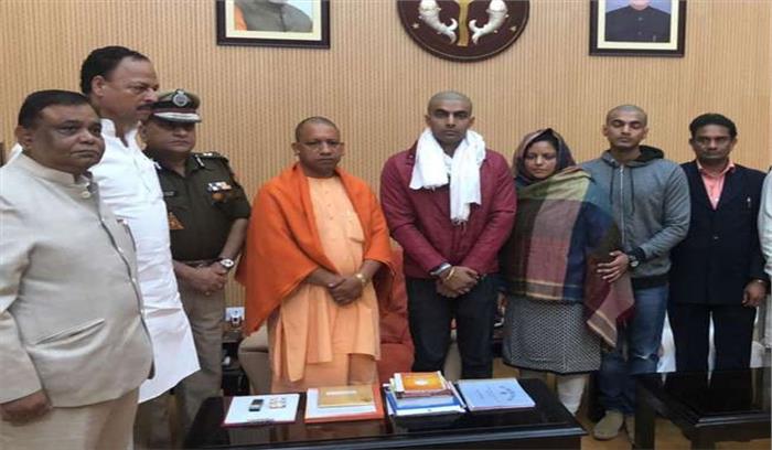 बुलंदशहर हिंसा :शहीद इंस्पेक्टर सुबोध कुमार के परिजनों से मिले सीएम योगी,सभी मांगे मानी बुलंदशहर हिंसा :शहीद इंस्पेक्टर सुबोध कुमार के परिजनों से मिले सीएम योगी,सभी मांगे मानी