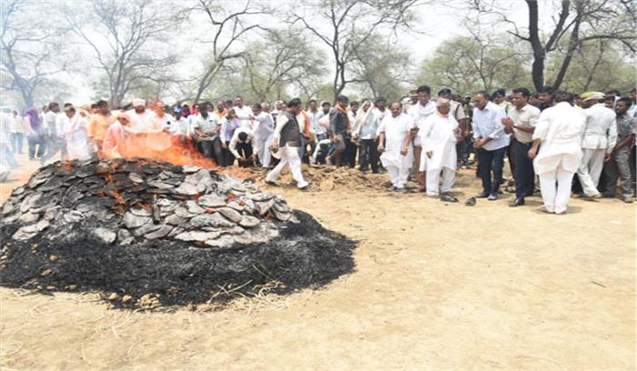 धमतरी के शहीद जवान टिकेश्वर टिकेश्वर का अंतिम संस्कार किया