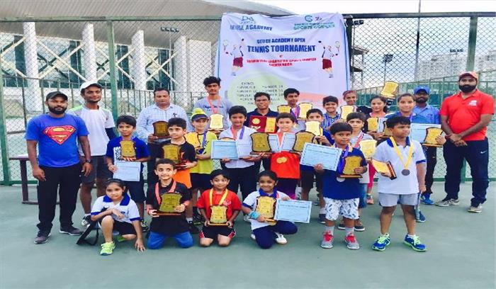 ओपन टेनिस टूर्नामेंट में विजयी प्रतिभागी हुए सम्मानित
