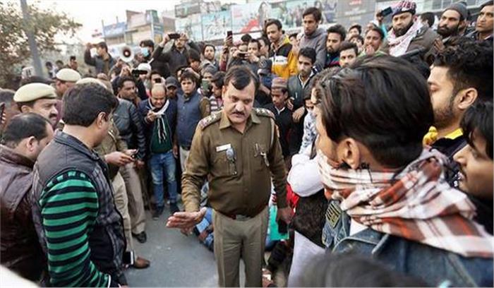 शाहीन बाग गोलीकांड : पहली बार बोले दिल्ली पुलिस आयुक्त, मुख्यमार्ग से हट जाएं प्रदर्शनकर्ता