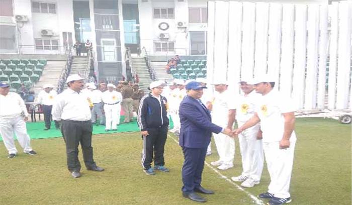 अंतर जनपदीय पुलिस क्रिकेट प्रतियोगिता का अगाज