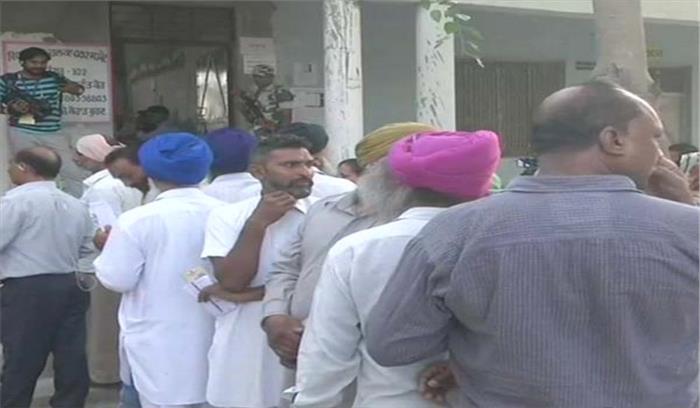 शाहकोट उप चुनाव: कई बूथों पर वोटिंग मशीन खराब, देरी से शुरू हुआ मतदान शाहकोट उप चुनाव: कई बूथों पर वोटिंग मशीन खराब, देरी से शुरू हुआ मतदान