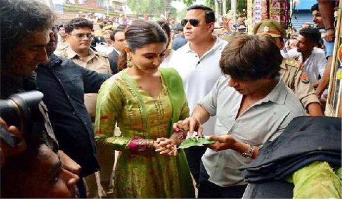 बनारस पहुंचे शाहरुख ने खाया बनारसी पान