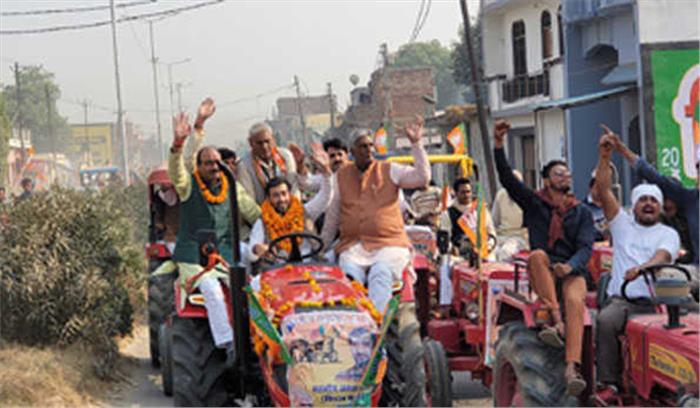 किसान सम्मान ट्रैक्टर रैली में शामिल हुए हज़ारों किसान किसान सम्मान ट्रैक्टर रैली में शामिल हुए हज़ारों किसान