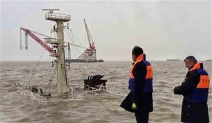 चीन के शंघाई तट पर मालवाहक जहाज डूबा, 10 लापता