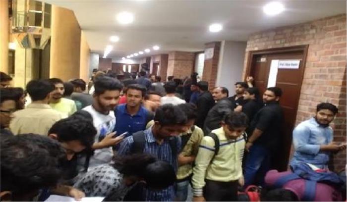 प्रवेश पत्र नहीं मिलने पर शारदा विवि के छात्रों ने किया प्रदर्शन