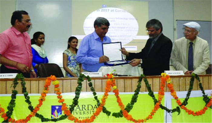 समय के साथ विवि को पाठ्यक्रम में बदलाव करना चाहिए : प्रो. यूबी. देसाई