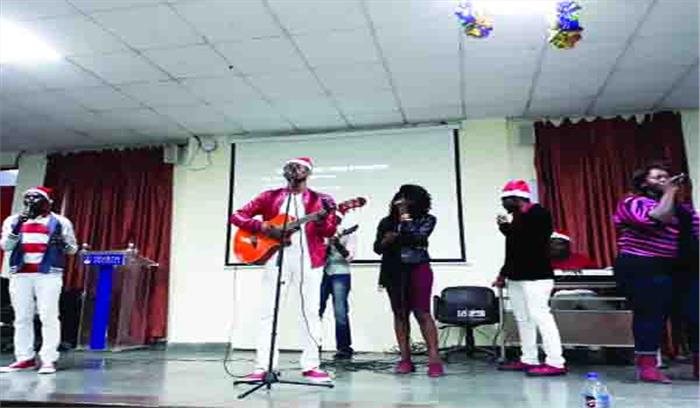 विदेशी छात्रों ने धूमधाम से मनाया क्रिसमस का त्योहार