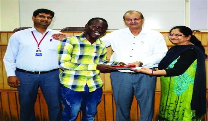 विश्व शिक्षक दिवस कार्यक्रम में विदेशी छात्र हुए शामिल