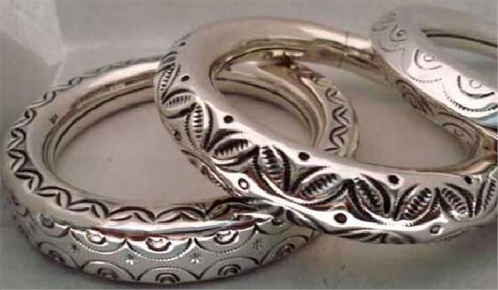 चांदी में भारी गिरावट, सोना भी सस्ता