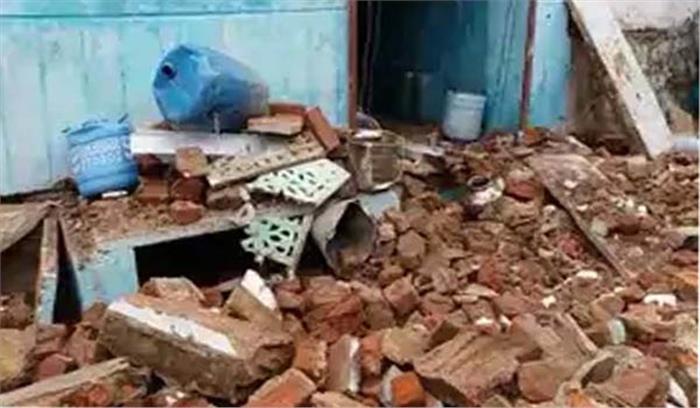 छज्जा टूटकर गिरने से दो की मौत , 12 घायल