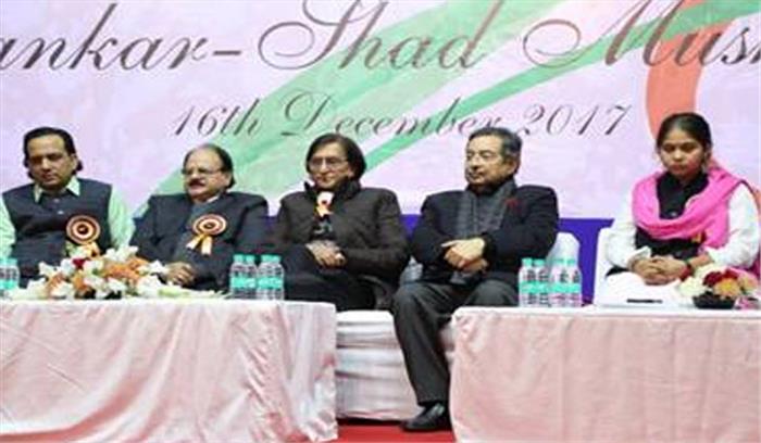 शायरों ने गर्म की राजधानी की सर्द शाम