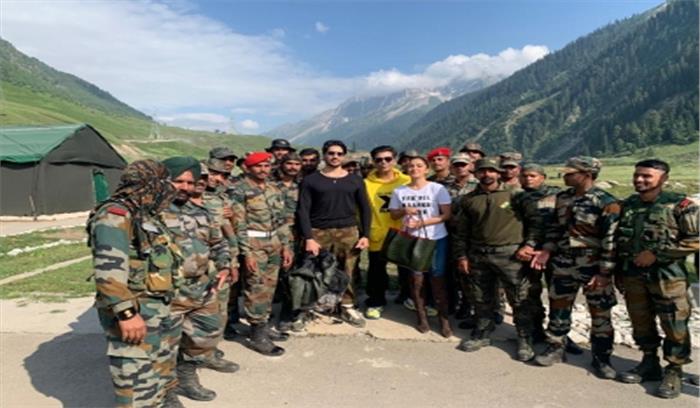 शेरशाह कारगिल नायक को सच्ची श्रद्धांजलि : बुजुर्ग माता-पिता शेरशाह कारगिल नायक को सच्ची श्रद्धांजलि : बुजुर्ग माता-पिता