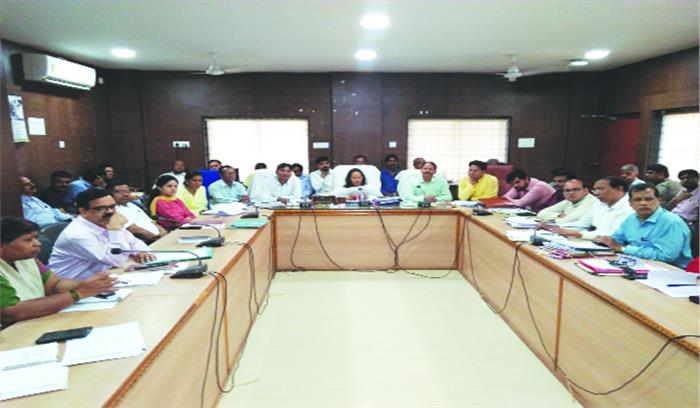 कलेक्टोरेट भवन में पेयजल के लिए पीएचई के अधिकारी को दिए निर्देश