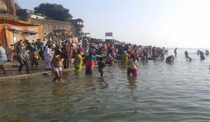 हिमाचल: हजारों श्रद्धालुओं ने मकर संक्रांति पर नदियों में डुबकी लगाई हिमाचल: हजारों श्रद्धालुओं ने मकर संक्रांति पर नदियों में डुबकी लगाई