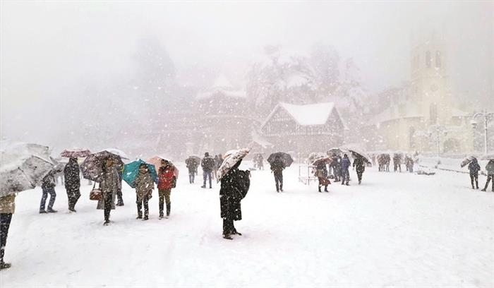 शिमला और मनाली में भारी बर्फबारी,  भारी पर्यटक उमड़े