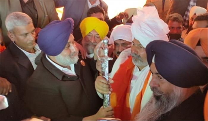 किसानों के बीच पहुंचकर सुखबीर सिंह बादल ने दिया अपना समर्थन