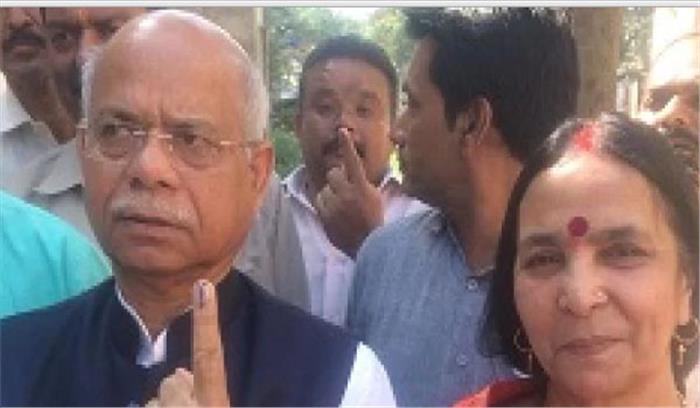 शिव प्रताप शुक्ल ने पत्नी के साथ गोरखपुर में डाला वोट