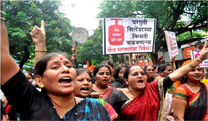 पेट्रोल की बढ़ती कीमतों के खिलाफ शिव सेना ने किया विरोध प्रदर्शन