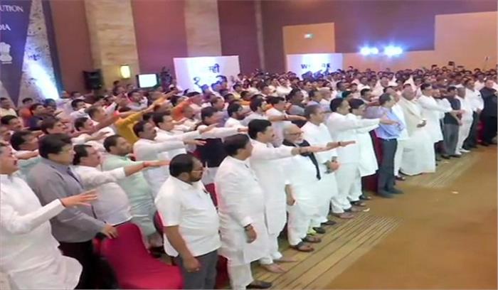 शिवसेना-राकांपा-कांग्रेस के 162 विधायकों की अभूतपूर्व सार्वजनिक परेड शिवसेना-राकांपा-कांग्रेस के 162 विधायकों की अभूतपूर्व सार्वजनिक परेड