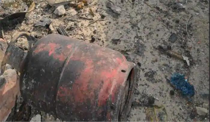 शिवहर में रसोई गैस सिलेंडर में विस्फोट, 7 झुलसे शिवहर में रसोई गैस सिलेंडर में विस्फोट, 7 झुलसे