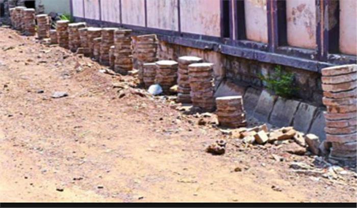 मप्र: सड़कों के किनारे खोदी टाइल्स, नागरिक परेशान