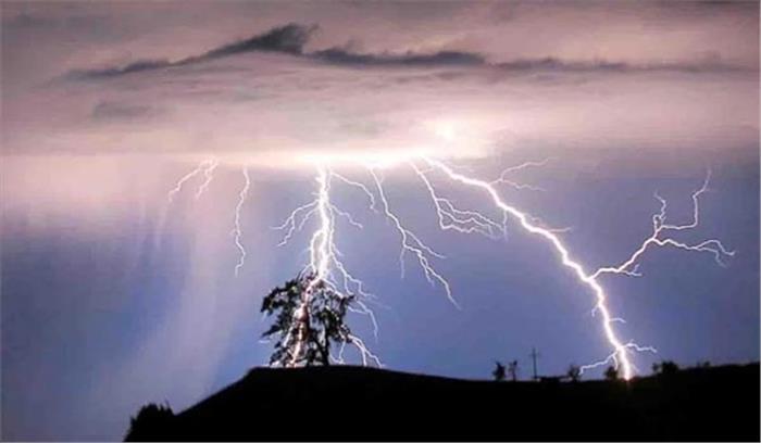 बिजली गिरने से तीन महिलाएं झुलसीं