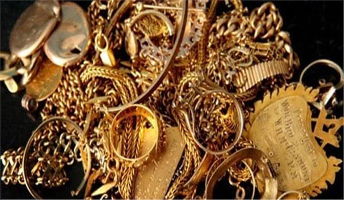 महिलाओं ने उड़ाए लाखों के जेवर