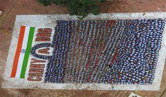 प्लास्टिक मुक्त अभियान के समर्थन में 1850 बच्चों ने बनाई बैग की आकृति