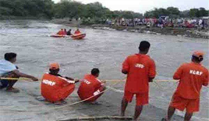 उफनती सिंध नदी में कूदे युवक की तलाश