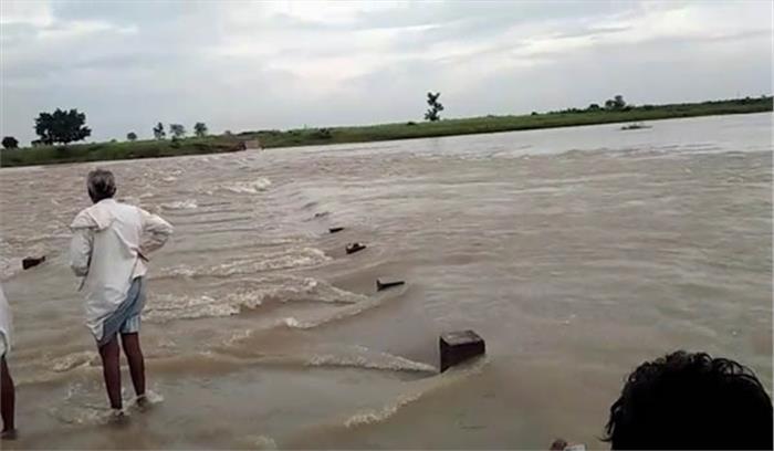 रपटे पर से ट्रैक्टर बहा, किसान लाापता